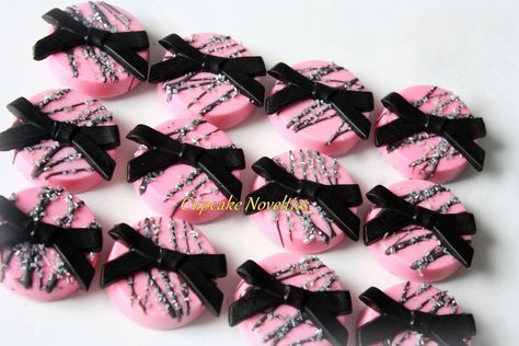 Pink Black Party, Bow Cookies, Oreos Cookies, Parisian Birthday Party, Oreo Cookie Flavors, French Themed Parties, French Party, Parisian Party, Paris Birthday Parties