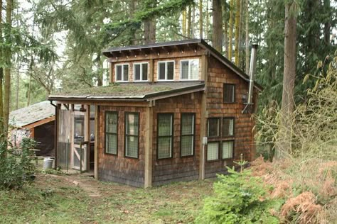 Wooden Cabin, Tiny Cabins, Cottage Cabin, Little Cabin, Architecture Inspiration, Tiny House Cabin, Small Cabin, Cabin In The Woods, Cabins And Cottages