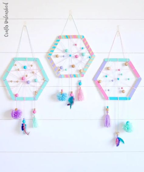 Popsicle Stick Crafts: 35 Fun Things for Kids to Make & Do - How Wee Learn Dreamcatchers For Kids, Diy Dream Catcher For Kids, Dreamcatcher Craft, Dream Catcher For Kids, Diy Dreamcatcher, Dreamcatcher Diy, Atrapasueños Diy, Diy Popsicle, Popsicle Crafts