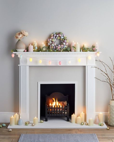 23 EASY Easter fireplace mantel decorating ideas - Clementine Online Easter Fireplace Mantel Decor, Easter Fireplace Mantel, Easter Fireplace Decor, Modern Easter Decor, Fireplace Styling, Pastel Candle, White Berries, Easter Garland, Fireplace Mantel Decor