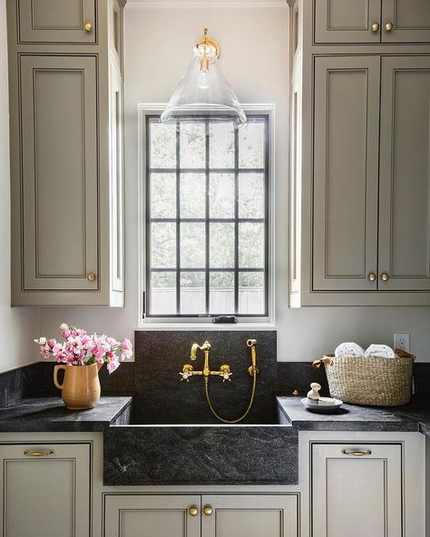 Marie Flanigan Interiors on Instagram: “Would you believe me if I told you this is a laundry room? 🧺 Proof that even the most utilitarian of spaces should still be beautiful. //…” Kitchen Lighting Ideas, Tudor Style Homes, Mudroom Laundry, Kitchen Details, Country Interior, Mid Century Lamp, Remodeling Kitchen, Tudor Style, Boot Room