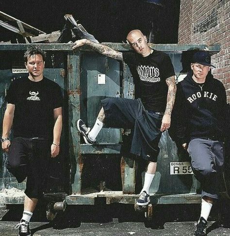 2000s Bands, Angels And Airwaves, Tom Delonge, 90s Rock, Travis Barker, Hardcore Punk, Blink 182, Pop Punk, 2000s Fashion