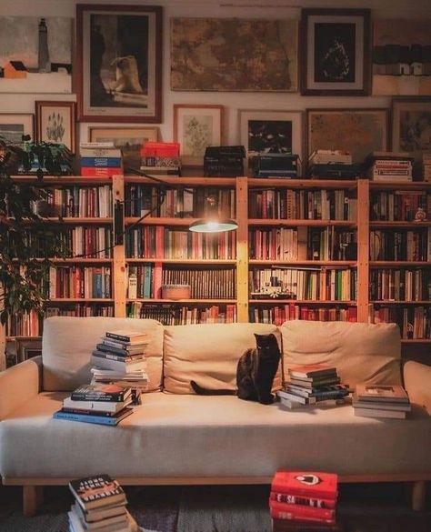 Collectic Home Decor, Small Home Libraries, Wall Bookshelf, Kinfolk Home, Home Library Design, Home Libraries, Decoration Inspiration, Apartment Inspiration, Home Library