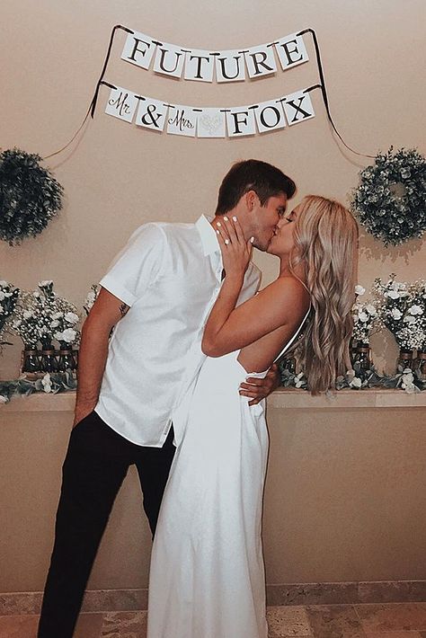 Engagement Party Ideas Decorations, Small Engagement Party, Engagement Party Bbq, Engagement Party Photo Ideas, Couples Engagement Party, Engagement Party Decorations Diy, Backyard Engagement Parties, Engagement Party Diy, Engagement Party Themes