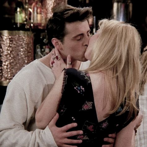 joey and phoebe kissing icons Phoebe Buffay Icon, Friends Joey And Phoebe, Joey And Phoebe, Lisa Kudrow, 90s Women, Friends Scenes, Friends Cast, Joey Tribbiani, Friends 2