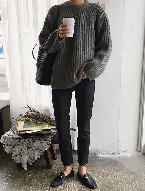 The Perfect Cozy Look for a Coffee Run Refreshing Outfits, Minimal Winter Outfit, Loafers For Women Outfit, Pullover Cardigan, Women Office, Outfit Jeans, Mode Casual, Style Winter, Stil Inspiration