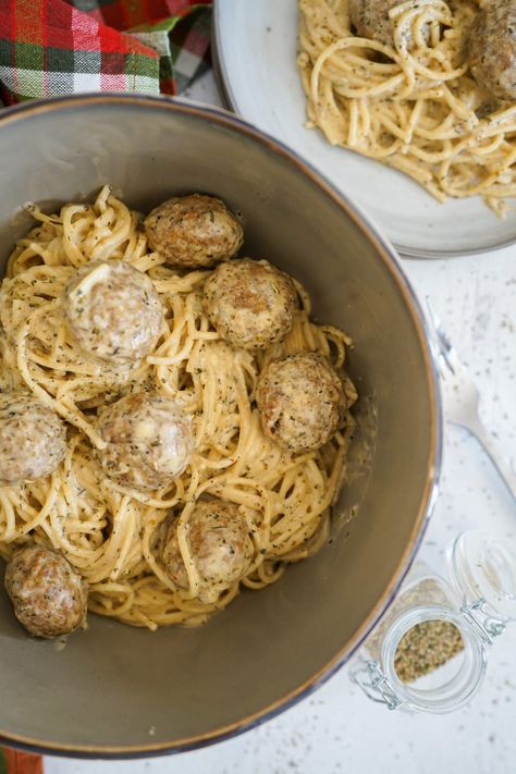 White Sauce Meatballs, Garlic And Herb Sauce, Instant Pot Spaghetti And Meatballs, Spaghetti And Meatballs Recipe, Instant Pot Spaghetti, Creamy Spaghetti, Instant Pot Pasta Recipe, Meatball Pasta, White Sauce Pasta