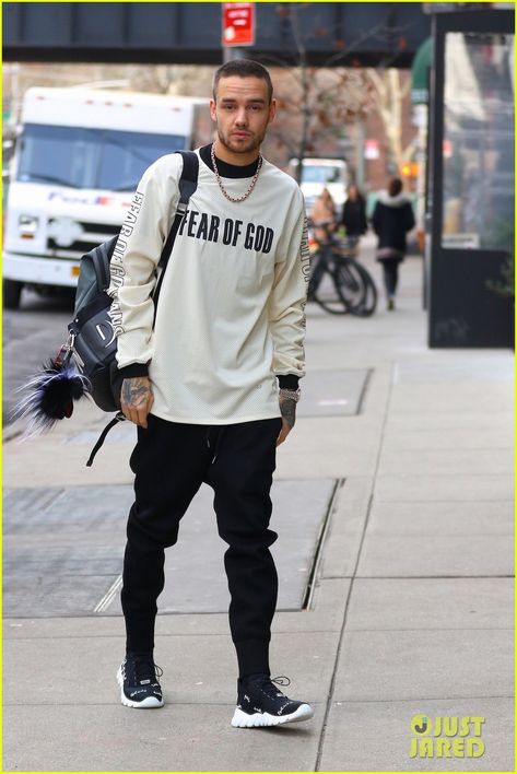 liam payne fear of god shirt nyc 01 Liam Payne Outfits, Fear Of God Shirt, One Direction Outfit, Justin Bieber Style, Zayn Malik Photos, Lima Bean, The Special One, Liam James, Fear Of God