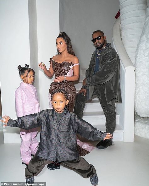 Saint West Outfits, Kim Kardashian Snapchat, Kanye West Family, Hidden Hills Home, Kim Kanye, Robert Kardashian Jr, Jenner Kids, Kim Kardashian And Kanye West, Chicago West