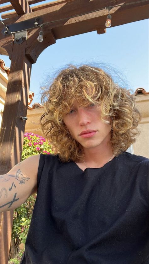 Blond Curly Hair Boy, Blonde Curly Hair Boy, Straight Hair With Highlights, Aesthetic Long Hair, 70s Shag, Guide Aesthetic, Jordan Huxhold, Bleached Hair Men, Long Hair Men