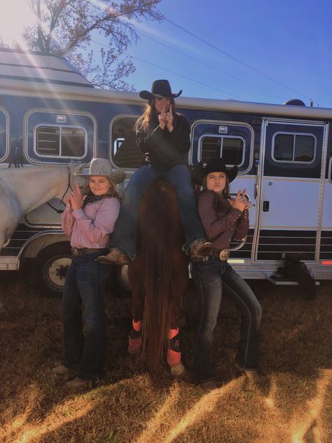 Rodeo Friends Pictures, Rodeo Best Friend Pictures, Rodeo Asethic Photos, Rodeo Instagram Pictures, Rodeo Pictures Ideas, Country Best Friend Pictures, Rodeo Pics, Rodeo Pictures, Summer Rodeo