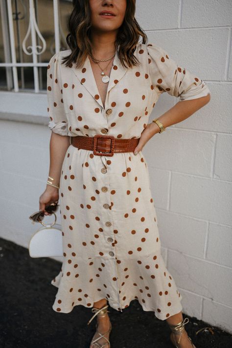 Belt On Dress Outfit, Polka Dress Outfit, Dress With Sandals Outfit, Modern 50s Style Outfits, Polkadots Outfits, Summer Midi Dress Outfit, Dress With Belt Outfit, White Summer Dress Outfit, Button Up Dress Outfit