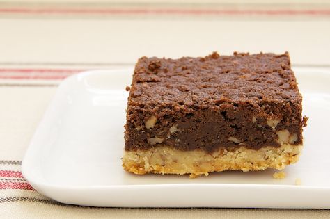 Pecan Shortbread Brownies | Bake or Break Shortbread Brownies Recipes, Shortbread Brownies, Yolk Recipes, Chocolate Pecan Pie Bars, Oatmeal No Bake Cookies, Pecan Shortbread, Brownies Recipes, Brownie Bars, Cookies Bars