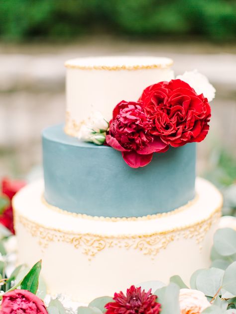 Romantic Cranberry + Dusty Blue Wedding Inspiration. Photography: Mint Photography - mymintphotography.com Red Wedding Cakes, Cranberry Wedding Colors, Wedding Cake Blue Gold, Blue And Red Wedding, Cranberry Wedding, Mint Photography, Metallic Wedding Cakes, Spring Wedding Color Palette, Blue Wedding Inspiration