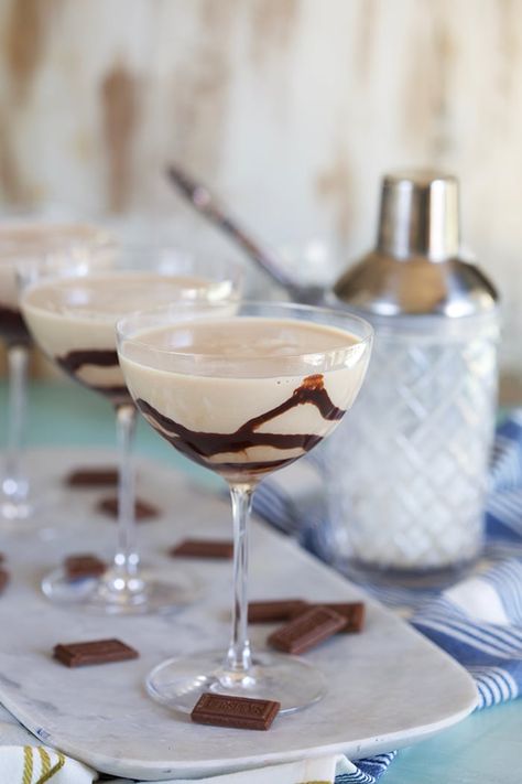 The BEST Chocolate Martini recipe made easy with a few simple ingredients!! | @suburbansoapbox #chocolatemartini #martini #martinirecipe #cocktails #cocktailrecipes Christmas Cocktail Drinks, Chocolate Martini Recipe, Desserts In A Glass, Citrus Cocktails, Chocolate Martini, Martini Recipe, Brunch Cocktails, Martini Recipes, Fruit Cocktails