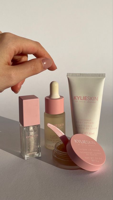 Kylie Jenner Skin Care, Kylie Skincare, Kylie Aesthetic, Kylie Jenner Cosmetics, Kylie Baby, Cool For Summer, Kylie Skin, Skincare Store, Makeup Is Life