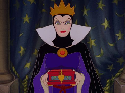 "Selfish" Female Disney Characters: The Evil Queen List Of Disney Characters, Walt Disney Studio, Snow White Movie, Snow White Queen, Disney Evil Queen, Snow White Evil Queen, Sette Nani, Evil Disney, The Evil Queen