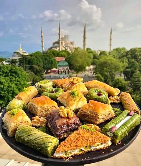 Turkish Food Traditional, Turkish Dessert, Turkish Baklava, Pistachio Baklava, Turkish Sweets, Baklava Recipe, Visit Istanbul, Turkish Desserts, Turkey Istanbul