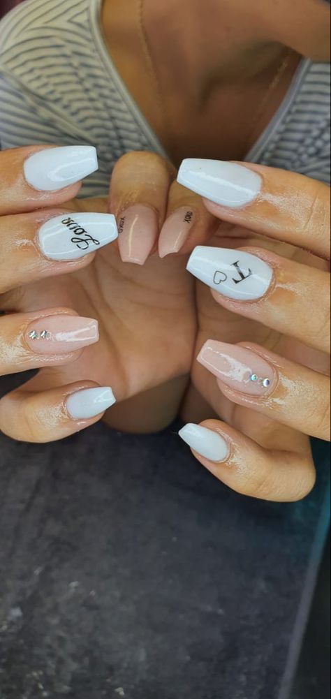 Nail Designs With Letters On Them, Nails Design With A Letter, Cute Nails To Get For Your Boyfriend, Stilleto Nails With Initials, Nail With Letter Initials, Nail Designs With An A Initial, Letter T On Nails Initials, Nails With Letter T On Them, Nail Designs For Boyfriend