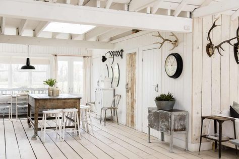 Beach Shack Interior, Australia House, Style Anglais, Timeless Interior, Beach Shack, Interiors Dream, New England Style, Coastal Cottage, Scandinavian Interior