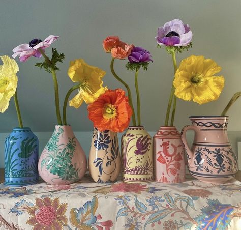 Wall Flower Vases, Unique Flower Vases, Crockery Design, Painted Ceramics, Frames Wall, Drawing Simple, Hand Painted Vases, Colorful Ceramics, Painted Vases