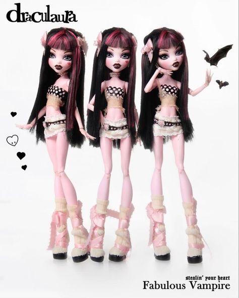 monster high draculaura fabulous vampire steallin’ pour heart doll dollcore dolls heart San Myshuno, Monster High Pictures, Barbie Outfits, Custom Monster High Dolls, Monster High Custom, Image Swag, Monster High Art, Monster High Characters, Arte Inspo