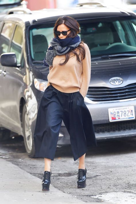 February 16, 2015 Victoria Beckham Street Style, Style Victoria Beckham, How To Wear Culottes, Beckham Style, Victoria Beckham Outfits, Victoria Beckham Style, Cool Street Fashion, Spice Girls, Fashion Pictures