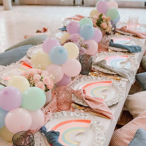 Craft an enchanting low table arrangement that will captivate your guests during the upcoming lunch. Adorn the tabletop with a sleek white tablecloth, complemented by a blush runner to infuse a delightful burst of color. Inject charisma into the setup by incorporating pastel balloons and exquisite flowers as the centerpiece. Present your display elegantly with the addition of white chargers and vibrant napkins, harmoniously paired with glasses and glistening gold cutlery in the place setting. Tabletop Balloon Centerpieces, Balloon Table Decorations, Balloon Table Centerpieces, Party Decorations Table, Flowers Balloons, Balloon Arrangement, White Charger, White Tablecloth, Gold Cutlery