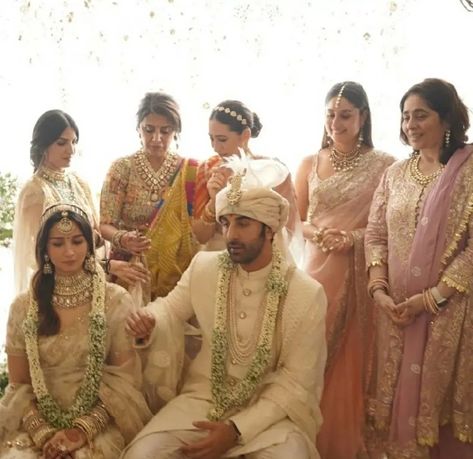 Riddhima Kapoor, Alia Bhatt Saree, Karisma Kapoor, Private Wedding, Welcome To The Family, Ranbir Kapoor, Hindu Wedding, Inspirational Celebrities, Alia Bhatt