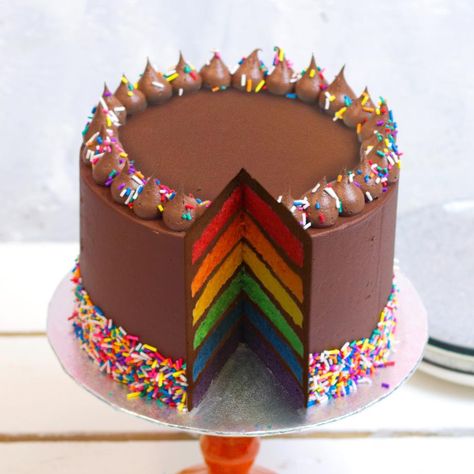 Chocolate Rainbow Cake, Cake With Rainbow, Rainbow Cake Recipe, Cake Rainbow, Rainbow Birthday Cake, Cake Frosting Recipe, London Cake, Rainbow Food, Chocolate Icing