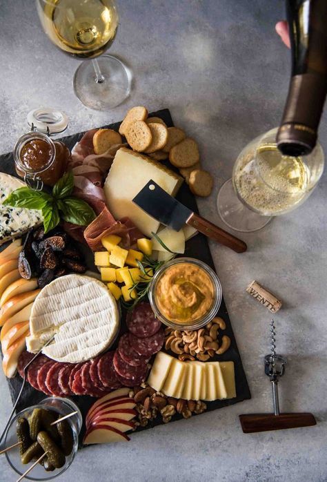 There are so many great pairs in the world of food, but cheese and wine is the best of all to a foodie! Anyone can learn how to build a cheese board, but knowing how to pair each element with your favorite wine is an art. Today, we explore the options tha Food Platters Party, Charcuterie Board Ideen, Plateau Charcuterie, Cheese Trays, Wine And Cheese Party, Charcuterie Cheese, Board Charcuterie, Wine Party, Cheese Party