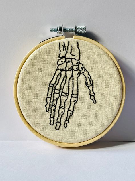 Human Body Embroidery, Anatomy Embroidery Patterns, Lord Of The Rings Embroidery Ideas, Arcane Embroidery, Embroidery Bones, Embroidery Anatomy, Camera Embroidery, Medical Embroidery, Anatomy Embroidery