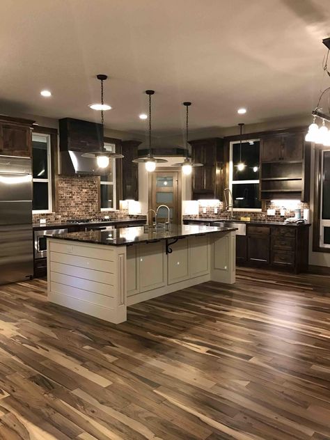 You'll want to remodel your own kitchen once you see these jaw-dropping kitchen makeover before-and-after pictures. #kitchenremodelmagazines Dapur Rustic, Farmhouse Ideas, Hus Inspiration, Style At Home, Kitchen Makeover, Rustic Kitchen, Küchen Design, Dream Home Design, Home Fashion