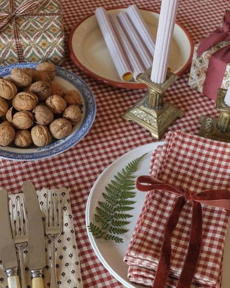 Christmas Day Table, Elegant Christmas Dinner, Strega Nona, Christmas Chronicles, Decor Natal, Xmas Table Decorations, Christmas Candlesticks, Instagram Planning, Holiday Hosting