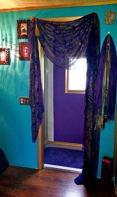 turquoise and purple -- and swag Bohemian Hallway, Dekorasi Bohemia, Bohemian House, Curtain Ideas, Bohemian Bedroom, Plywood Furniture, Boho Living, Dream Decor, Bohemian Home