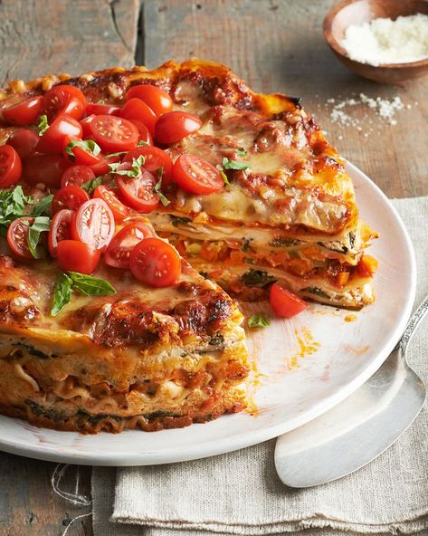 Mile-High Meatless Lasagna Pie Lasagna Pie, Springform Pan Recipes, Meatless Lasagna, High Protein Vegetarian Recipes, Cheese Lasagna, Vegetarian Pasta Recipes, Savory Pies, Cheese Dishes, Vegetarian Pasta