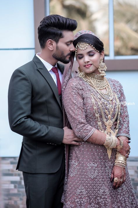 Momedian Wedding Pose, Muslim Wedding Couple Poses, Muslim Engagement Photos, Muslim Wedding Couple, Reception Poses, Muslim Engagement, Couple Indian, Indian Portrait, Wedding Matching Outfits