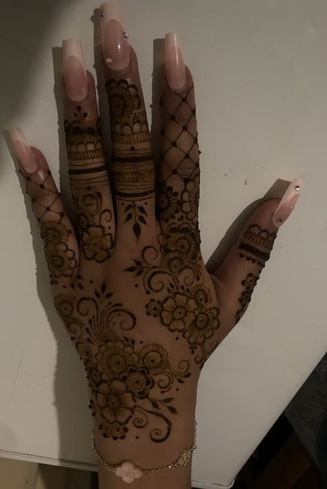 Cute Henna Designs Flower, Henna Tattoo Dark Skin, Hot Henna Designs, Henna Tattoo Designs Guys, Henna Designs Both Hands, Short Henna Designs, Henna Dark Skin, Red Henna On Dark Skin, Flower Tattoos Henna