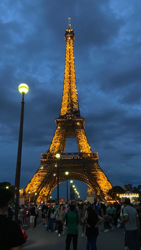 Paris Tourist Spot, Midnight Aesthetic, Paris Tourist, Midnight In Paris, Pretty View, Dark Sky, Paris Eiffel Tower, Tourist Spots, Dark Skies