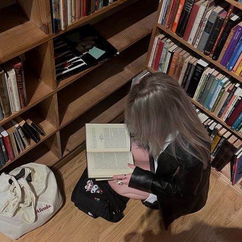 Bookstore Photo Shoot Ideas, Bookstore Pictures Instagram, Book Store Poses, Bookstore Photo Ideas, Book Store Photos, Bookstore Photoshoot Aesthetic, Book Store Pictures, Bookstore Poses, Bookshop Photoshoot