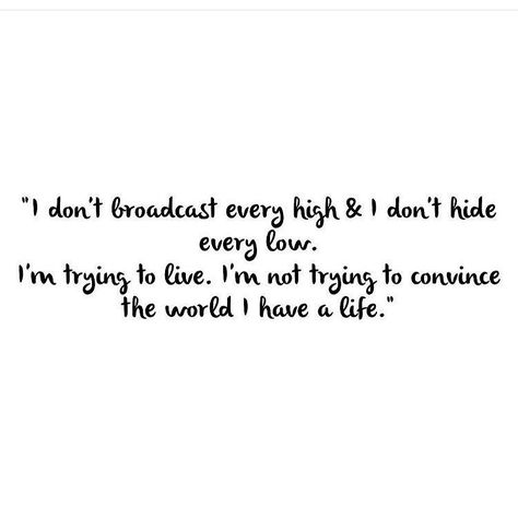 I think this is a really important message when it comes to social media. Most people only show their good side and share the things that make them seem like they have their shit together and the world all figured out. Most people don't broadcast their lows embarrassments complete failures or "real" side. And I don't just do things to be able to share them on social media to humble brag and I don't hide every mistake I've ever made from you either. Transparency and honesty are two things I t... Paranoid Quotes, Social Media Strategy Template, Important Message, Healthy Fit, Make Easy Money, Media Strategy, Easy Money, Social Media Quotes, Pretty Words