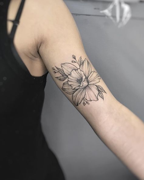 A lovely daffodil tattoo I squeezed in this afternoon! So much fun! ✨🌸🌼🌺 I’m currently booking through my email! Please send your… Narcissus Tattoo, Daffodil Flower Tattoos, Narcissus Flower Tattoos, Tattoo On Shoulder, Daffodil Tattoo, Tattoo Shoulder, Bouquet Tattoo, Birth Flower Tattoos, E Tattoo