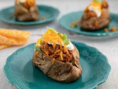 Pulled chicken in instant pot BBQ Chicken Baked Potatoes Recipe | Ree Drummond | Food Network Pioneer Woman Bbq Chicken Baked Potatoes, Chicken Potato Bake, Chicken Baked, Baked Bbq Chicken, Baked Potato Recipes, Easy Chicken Dinner Recipes, Barbecue Chicken, Skirt Steak, Baked Potatoes