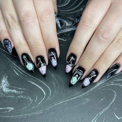 Potion Nails, Nail Art For Work, Finger Claws, Black Halloween Nails, Black Pastel, Witch Nails, Spooky Nails, Best Nail Designs, Cartoon Nails