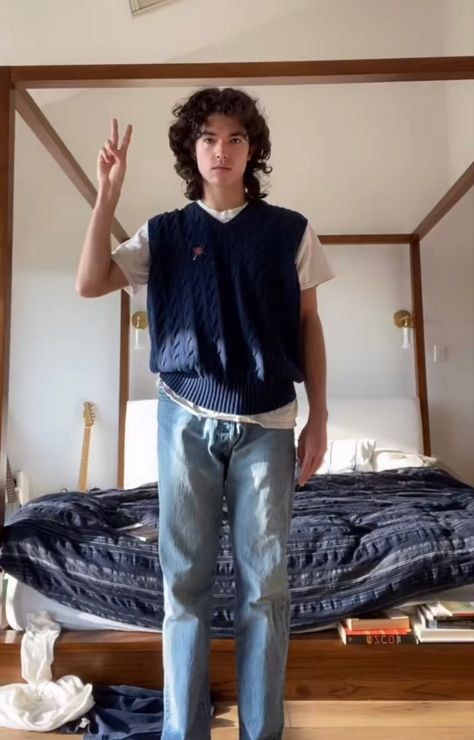 Conan Grey Outfit, Conan Gray Clothes, Conan Gray Full Body Pic, Conan Gray Style, Conan Gray Fashion, Conan Gray Outfits Inspiration, Conan Gray Outfit, Memorial Outfits, Conan Grey