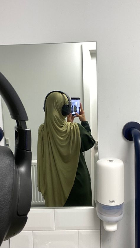 Picture With Headphones, Hijab Astethic, Aesthetic Outfits Modest, Sony Wh Ch520, Girl Mirror, Estilo Hijab, Girl With Headphones, Stile Hijab, Modern Hijab