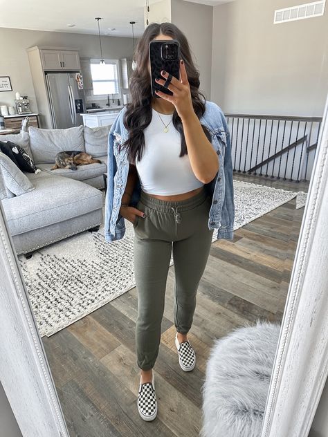 Jogger Spring Outfit, Joggers And Vans Outfit, Olive Green Joggers Outfit Women, Army Green Joggers Outfits, Olive Green Joggers Outfits, Green Joggers Outfit Casual, Olive Joggers Outfit, Green Jogger Outfit, Jogger And Crop Top Outfit