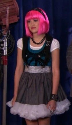 Lola Luftnagle, Hannah Montana Outfits, Emily Osment, Early 2000s Fashion, Halloween Inspo, Girl Celebrities, Hannah Montana, 2000s Fashion, Disney Channel