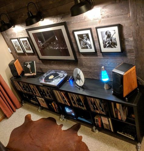 Music Room Vinyl, Office Record Room, Mcm Music Room, Vintage Music Room Ideas, Vynil Room Ideas, Vinyl Record Setup Ideas, Contemporary Music Room, Gaming And Music Room, Vinyl Collection Room