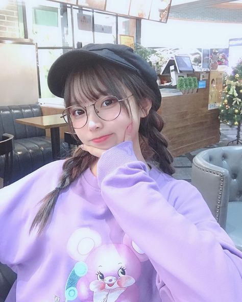 💜��💜💜 Girl With Glasses, Kamikaze, Uzzlang Girl, Cute Poses, Kawaii Girl, Girl Face, Ulzzang Girl, Anton